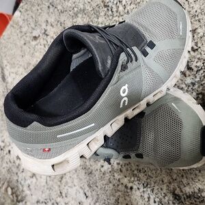 On CLOUD Running WOMEN's Black and Gray/Kelp Athletic Shoes Size 8